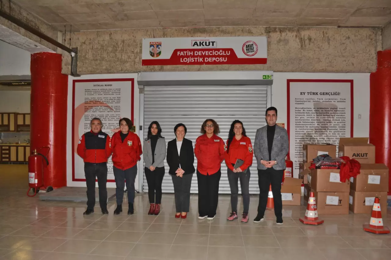 İzmir'de bir ilk! Karabağlar Belediyesi’nin öncülüğünde kurulan Mahalle Afet Gönüllülük Sistemi, gönüllülere 700 saatlik eğitim sunarak ilçeyi afetlere karşı dirençli hale getiriyor.