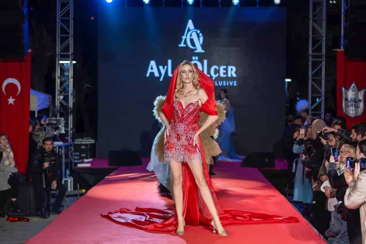 Konak Belediyesi'nin düzenlediği Love Fest, Alsancak'ta sevgi ve neşeyi bir araya getirerek hem İzmirlilere unutulmaz bir Sevgililer Günü yaşattı hem de esnafa can suyu oldu. Etkinliklere katılan ünlü isimler ve indirimlerle dolu bu renkli festival, Alsancak’ı yeniden şenlendirdi.