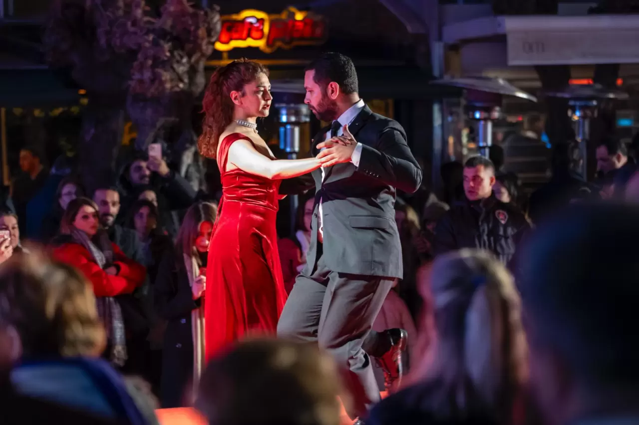 Konak Belediyesi'nin düzenlediği Love Fest, Alsancak'ta sevgi ve neşeyi bir araya getirerek hem İzmirlilere unutulmaz bir Sevgililer Günü yaşattı hem de esnafa can suyu oldu. Etkinliklere katılan ünlü isimler ve indirimlerle dolu bu renkli festival, Alsancak’ı yeniden şenlendirdi.