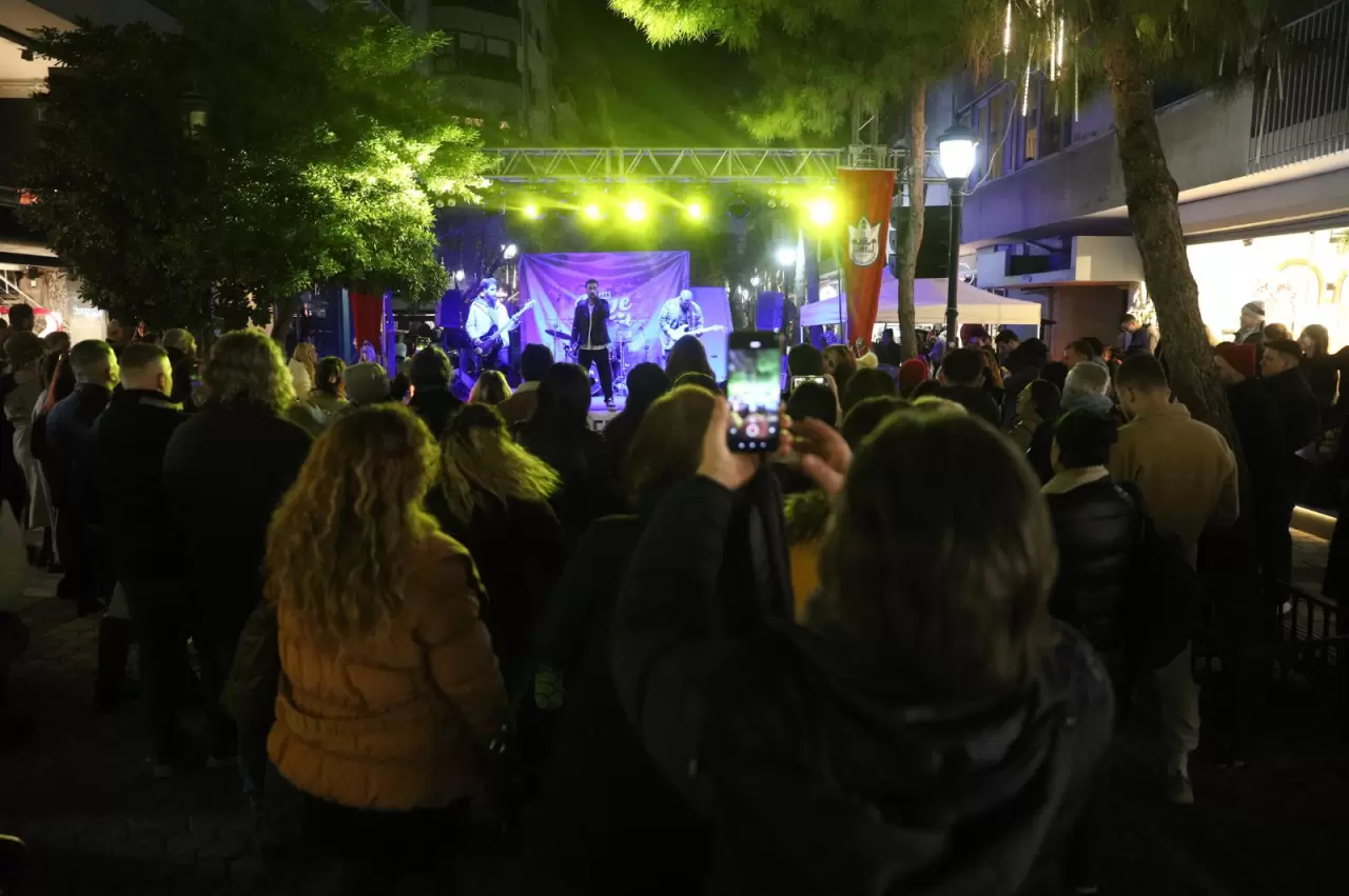 Konak Belediyesi'nin düzenlediği Love Fest, Alsancak'ta sevgi ve neşeyi bir araya getirerek hem İzmirlilere unutulmaz bir Sevgililer Günü yaşattı hem de esnafa can suyu oldu. Etkinliklere katılan ünlü isimler ve indirimlerle dolu bu renkli festival, Alsancak’ı yeniden şenlendirdi.