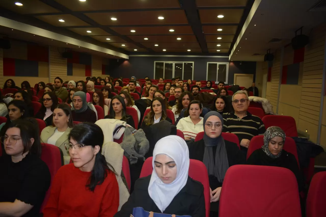 Ege Üniversitesi Eğitim Fakültesi ile İzmir Aile ve Sosyal Hizmetler İl Müdürlüğü arasında imzalanan protokolle, sosyal hizmet profesyonellerine yönelik etkili eğitimler başarıyla tamamlandı.