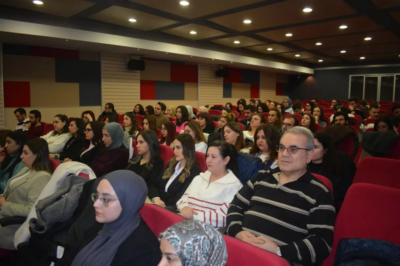 Ege Üniversitesi Eğitim Fakültesi ile İzmir Aile ve Sosyal Hizmetler İl Müdürlüğü arasında imzalanan protokolle, sosyal hizmet profesyonellerine yönelik etkili eğitimler başarıyla tamamlandı.