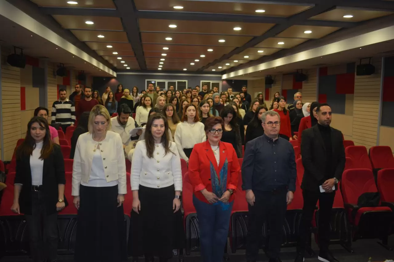 Ege Üniversitesi Eğitim Fakültesi ile İzmir Aile ve Sosyal Hizmetler İl Müdürlüğü arasında imzalanan protokolle, sosyal hizmet profesyonellerine yönelik etkili eğitimler başarıyla tamamlandı.