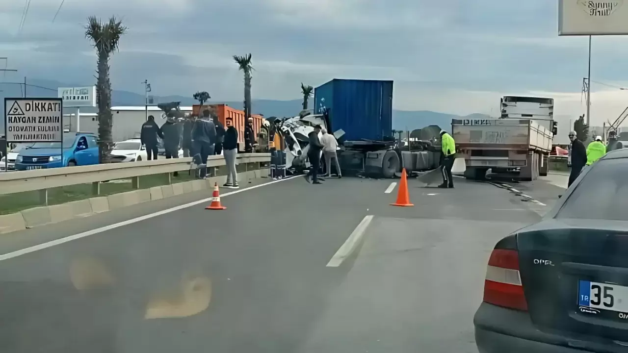 İzmir Aliağa-Menemen Otoyolu'nda bu akşam 4 tırın karıştığı korkunç kaza, trafiği tamamen durdurdu. Sürücüler alternatif yol arayışına girdi. Kazanın nedeni araştırılıyor.