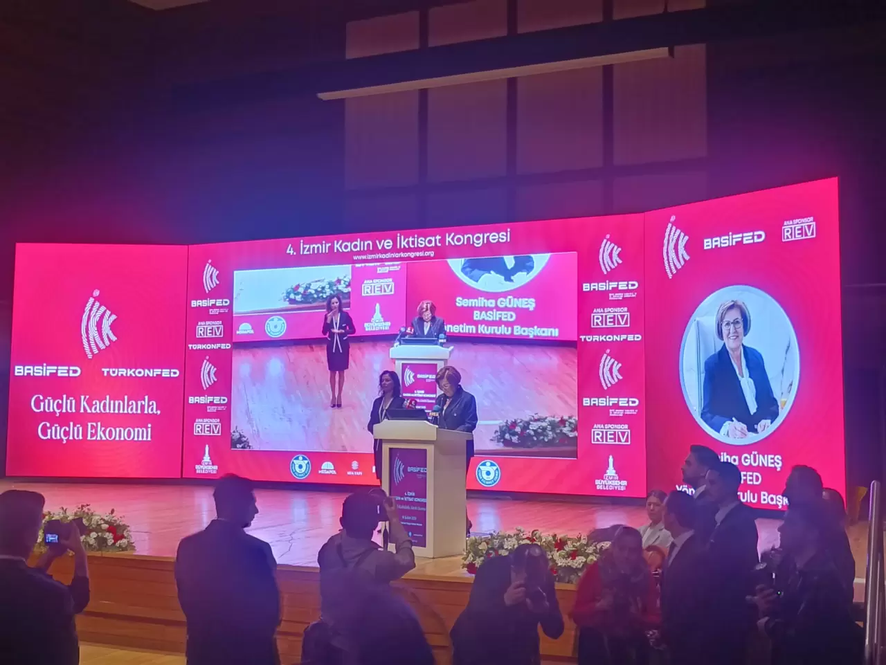 Atatürk’ün izinde düzenlenen 4. İzmir Kadın ve İktisat Kongresi başladı! Kadınların ekonomideki rolü ve geleceğe ilham veren mesajlar gündemde. Detaylar haberde!