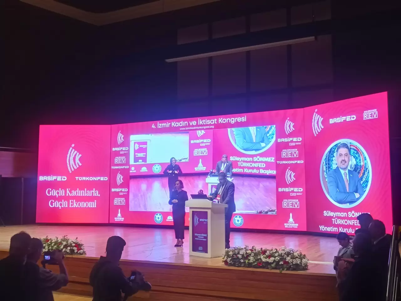 Atatürk’ün izinde düzenlenen 4. İzmir Kadın ve İktisat Kongresi başladı! Kadınların ekonomideki rolü ve geleceğe ilham veren mesajlar gündemde. Detaylar haberde!