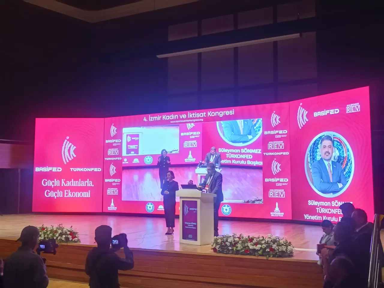 Atatürk’ün izinde düzenlenen 4. İzmir Kadın ve İktisat Kongresi başladı! Kadınların ekonomideki rolü ve geleceğe ilham veren mesajlar gündemde. Detaylar haberde!