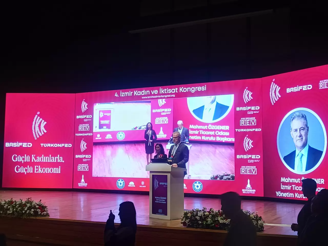 Atatürk’ün izinde düzenlenen 4. İzmir Kadın ve İktisat Kongresi başladı! Kadınların ekonomideki rolü ve geleceğe ilham veren mesajlar gündemde. Detaylar haberde!