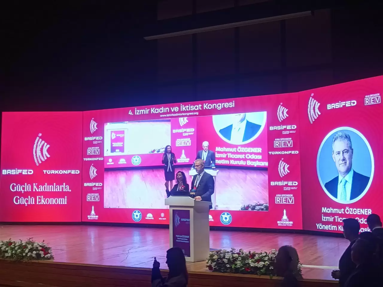 Atatürk’ün izinde düzenlenen 4. İzmir Kadın ve İktisat Kongresi başladı! Kadınların ekonomideki rolü ve geleceğe ilham veren mesajlar gündemde. Detaylar haberde!