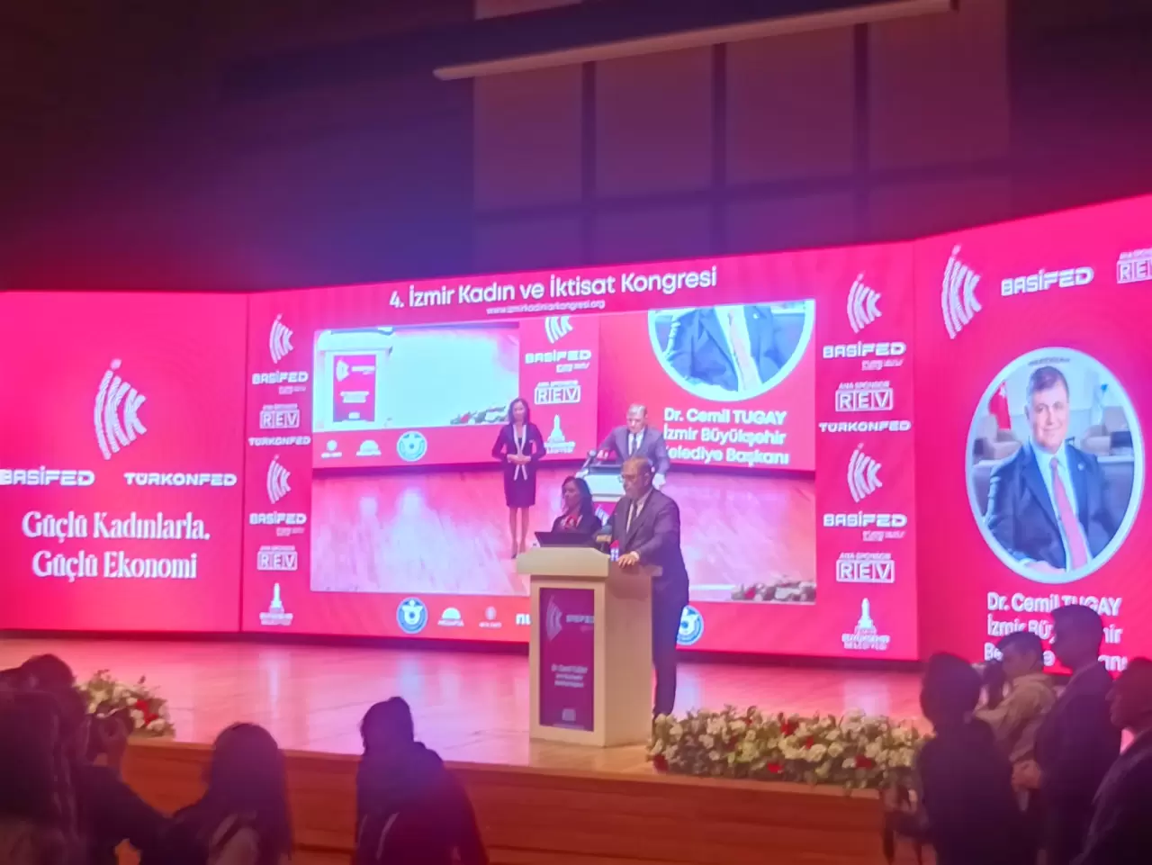 Atatürk’ün izinde düzenlenen 4. İzmir Kadın ve İktisat Kongresi başladı! Kadınların ekonomideki rolü ve geleceğe ilham veren mesajlar gündemde. Detaylar haberde!