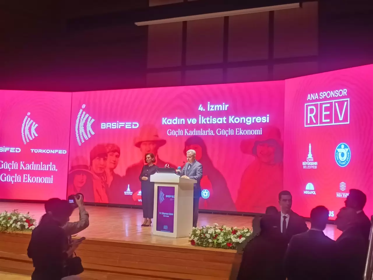 Atatürk’ün izinde düzenlenen 4. İzmir Kadın ve İktisat Kongresi başladı! Kadınların ekonomideki rolü ve geleceğe ilham veren mesajlar gündemde. Detaylar haberde!