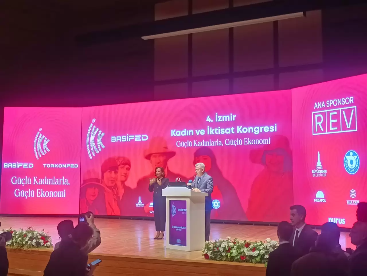 Atatürk’ün izinde düzenlenen 4. İzmir Kadın ve İktisat Kongresi başladı! Kadınların ekonomideki rolü ve geleceğe ilham veren mesajlar gündemde. Detaylar haberde!