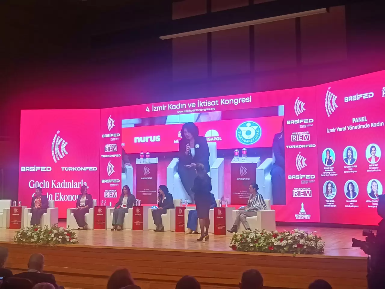 İzmir Kadın ve İktisat Kongresi'nde kadın belediye başkanları deneyimlerini paylaştı. Kadın liderler siyasetteki yerlerini ve karşılaştıkları zorlukları anlattı!