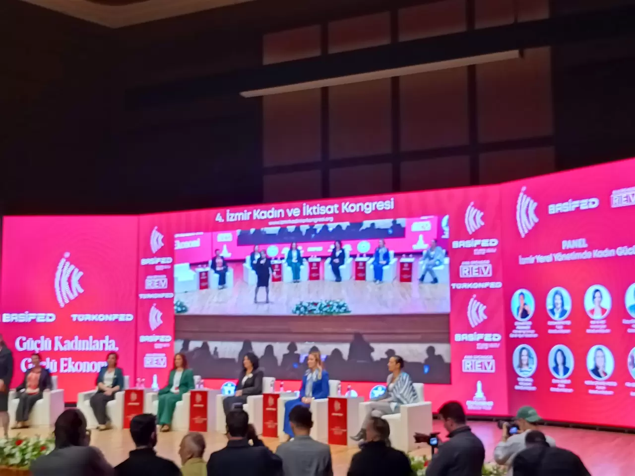 İzmir Kadın ve İktisat Kongresi'nde kadın belediye başkanları deneyimlerini paylaştı. Kadın liderler siyasetteki yerlerini ve karşılaştıkları zorlukları anlattı!