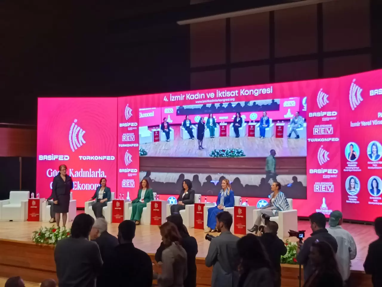 İzmir Kadın ve İktisat Kongresi'nde kadın belediye başkanları deneyimlerini paylaştı. Kadın liderler siyasetteki yerlerini ve karşılaştıkları zorlukları anlattı!