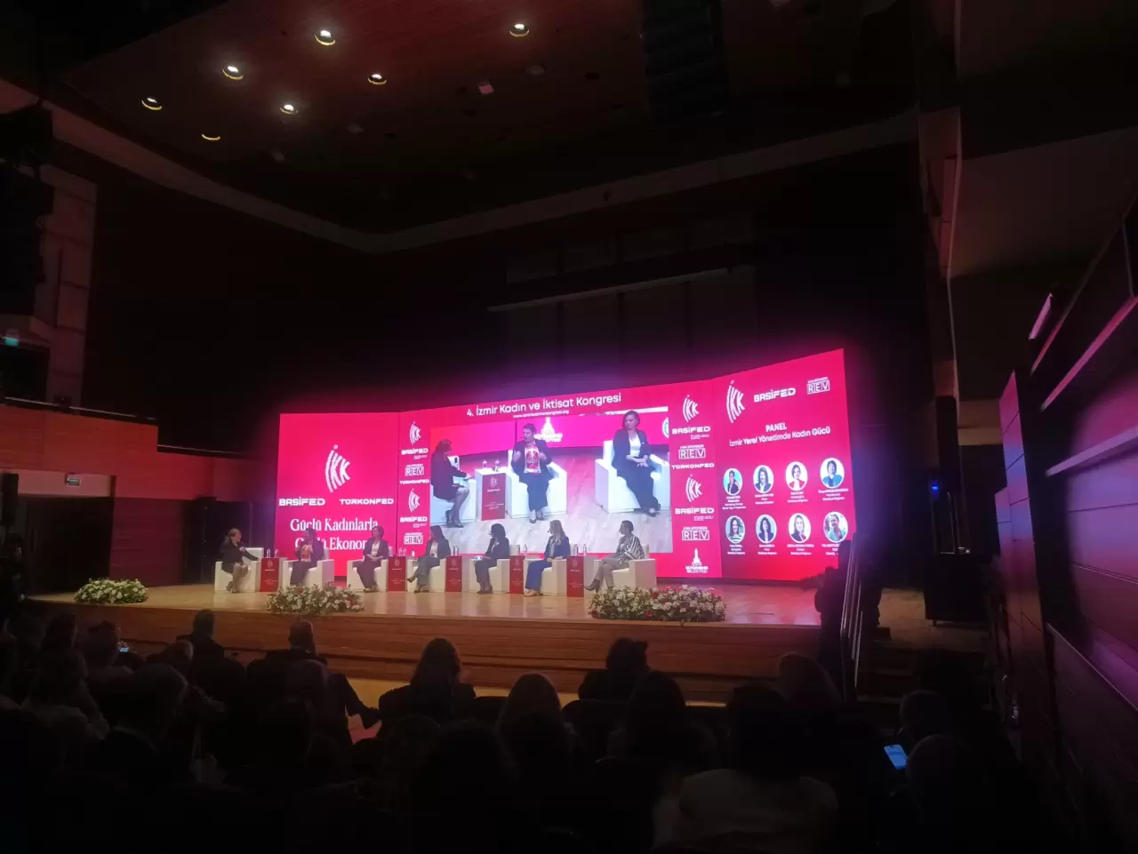 İzmir Kadın ve İktisat Kongresi'nde kadın belediye başkanları deneyimlerini paylaştı. Kadın liderler siyasetteki yerlerini ve karşılaştıkları zorlukları anlattı!