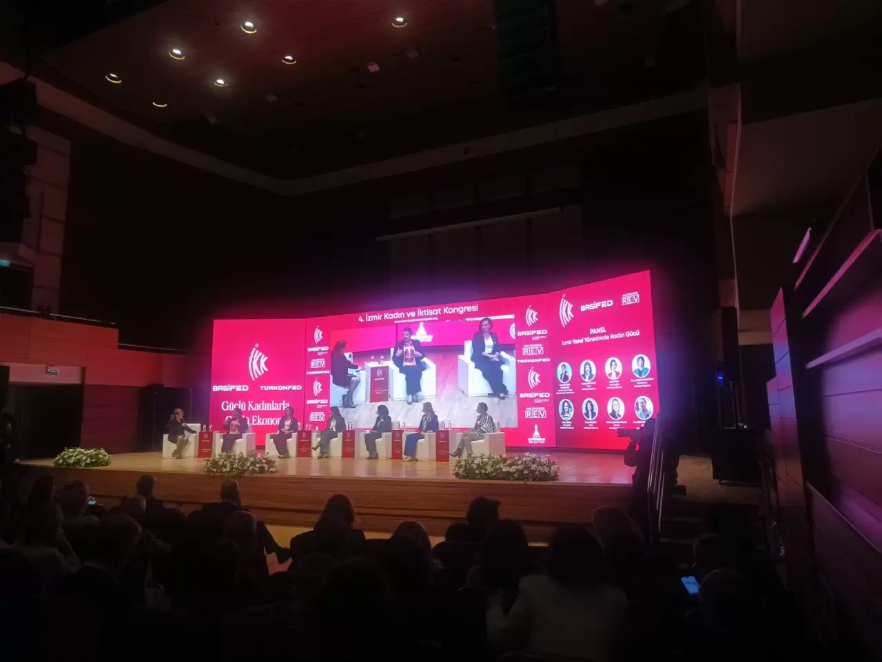 İzmir Kadın ve İktisat Kongresi'nde kadın belediye başkanları deneyimlerini paylaştı. Kadın liderler siyasetteki yerlerini ve karşılaştıkları zorlukları anlattı!