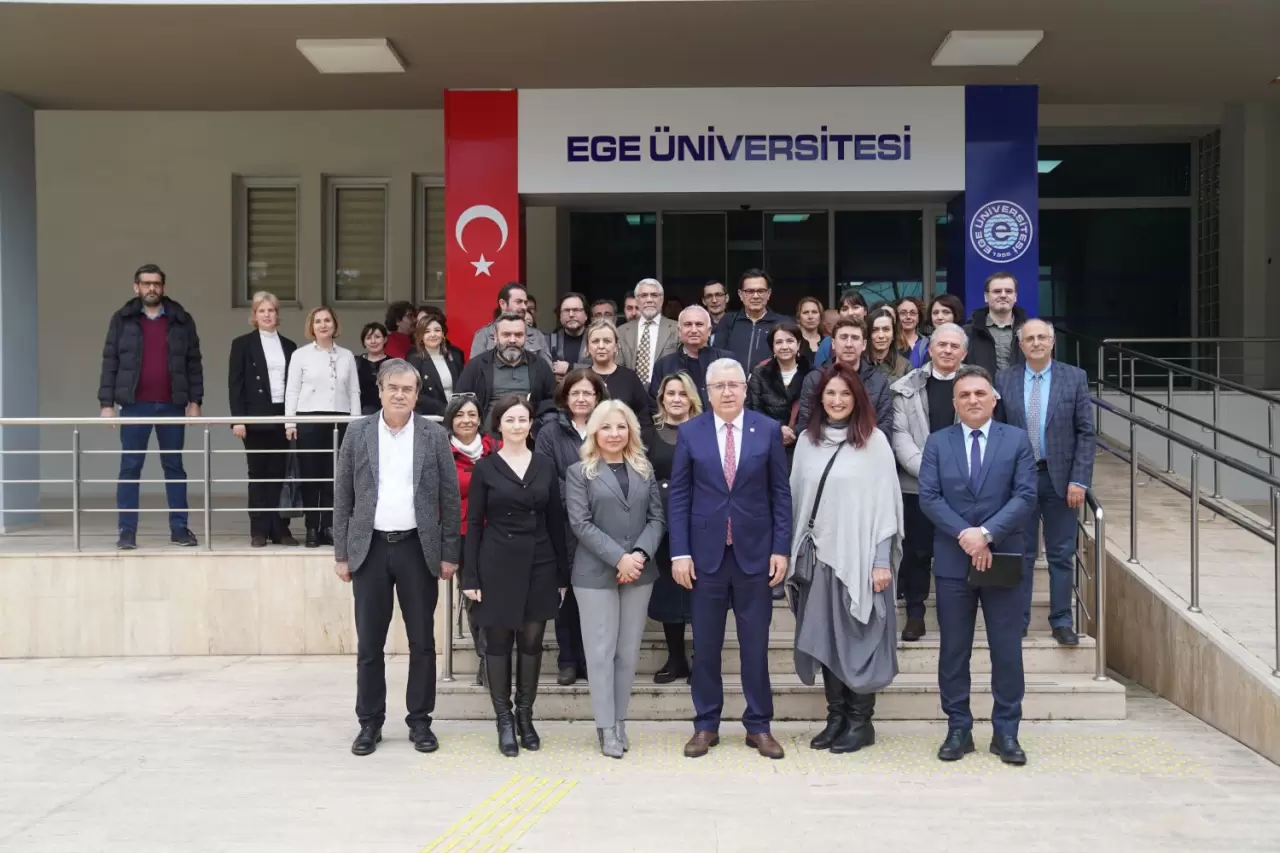 Rektör Prof. Dr. Necdet Budak, akademisyenlerle düzenlenen değerlendirme toplantısında, Ege Üniversitesi’nin ulusal ve uluslararası alanda daha da güçlenmesi için akademik kalite ve iş birliklerine öncelik vereceklerini belirtti.