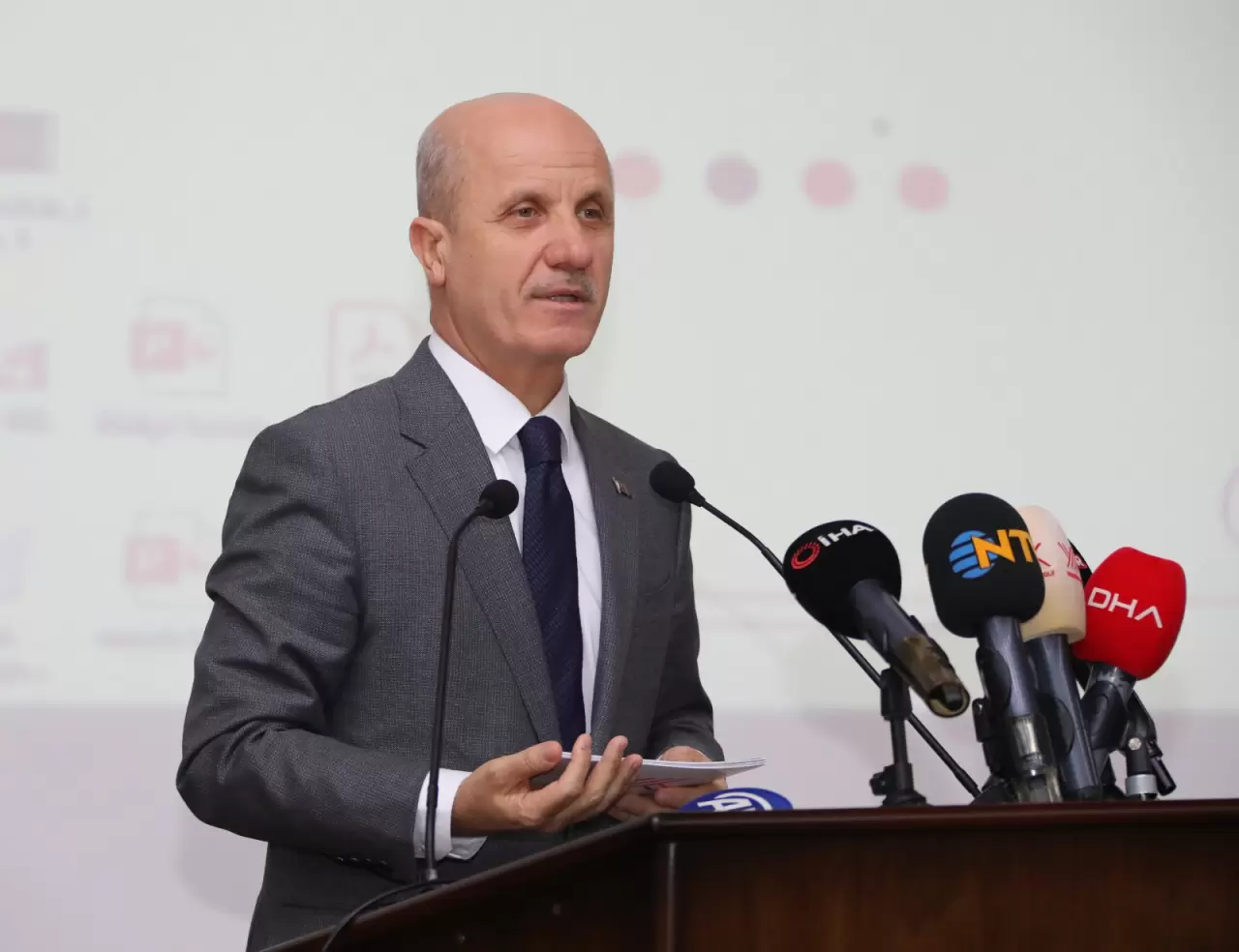 YÖK Başkanı Prof. Dr. Erol Özvar, bilimsel bilginin toplumla daha güçlü bağlar kurmasını hedeflediklerini belirterek, üniversitelerde "Bilim Kafe" etkinliklerinin düzenleneceğini açıkladı.