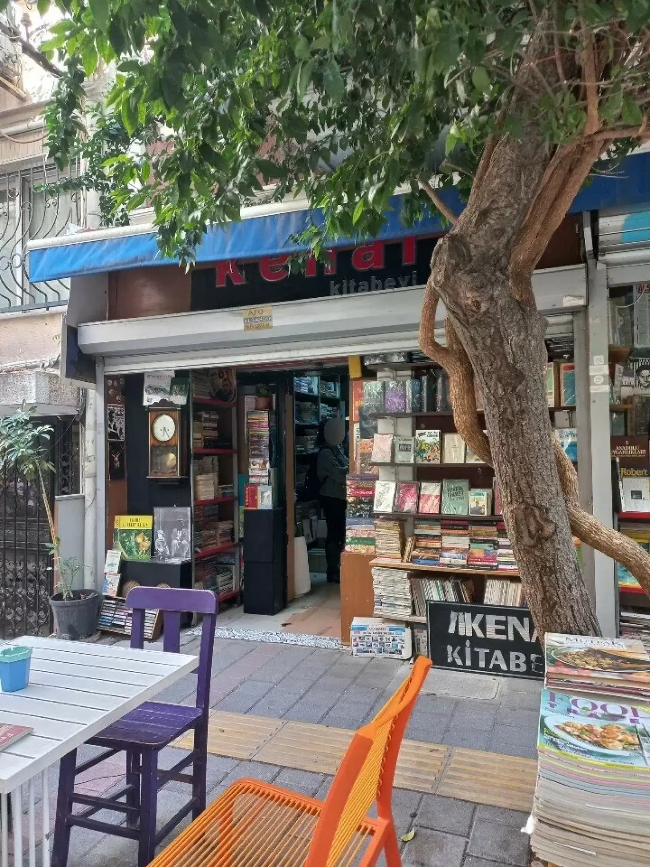 İzmir'de eski kitapları nereden alaca konusunda emin olamayan birçok insan bulunmaktadır. Sahaflara gitmek isteyenler için İzmir'de bulunan sahafları haberimizde derledik.