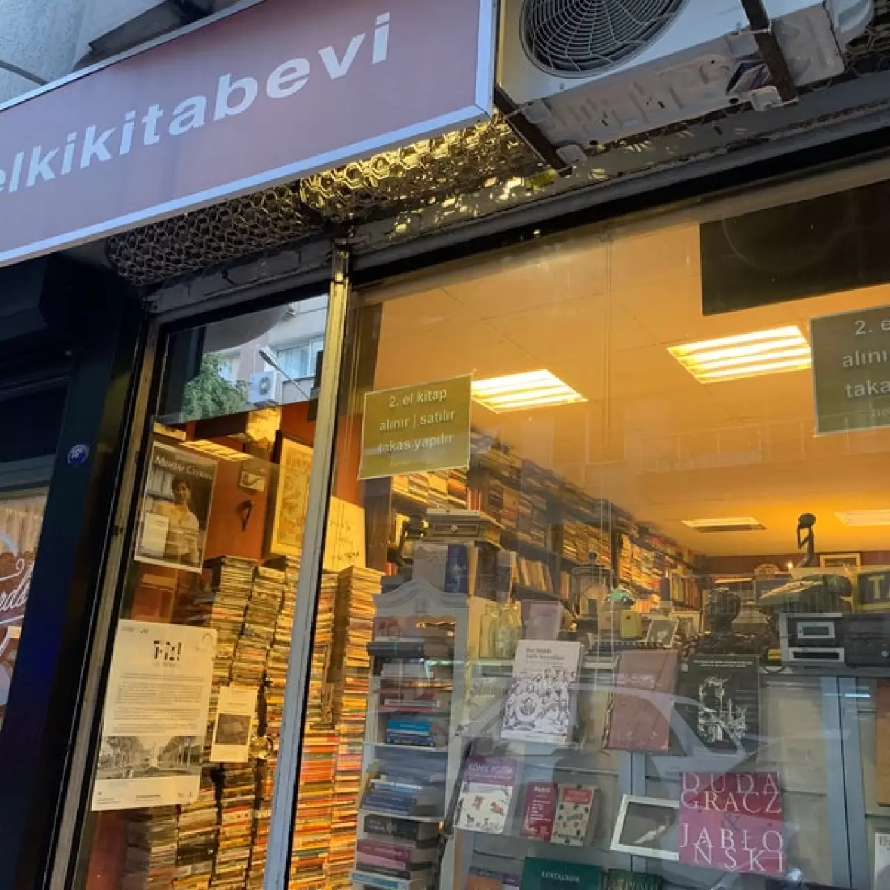 İzmir'de eski kitapları nereden alaca konusunda emin olamayan birçok insan bulunmaktadır. Sahaflara gitmek isteyenler için İzmir'de bulunan sahafları haberimizde derledik.