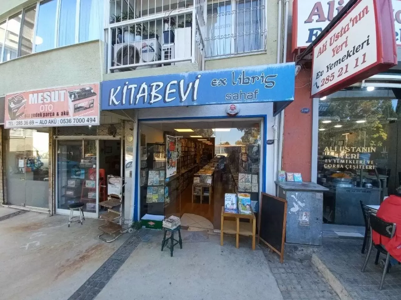 İzmir'de eski kitapları nereden alaca konusunda emin olamayan birçok insan bulunmaktadır. Sahaflara gitmek isteyenler için İzmir'de bulunan sahafları haberimizde derledik.