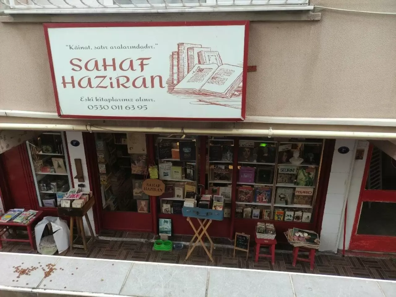 İzmir'de eski kitapları nereden alaca konusunda emin olamayan birçok insan bulunmaktadır. Sahaflara gitmek isteyenler için İzmir'de bulunan sahafları haberimizde derledik.