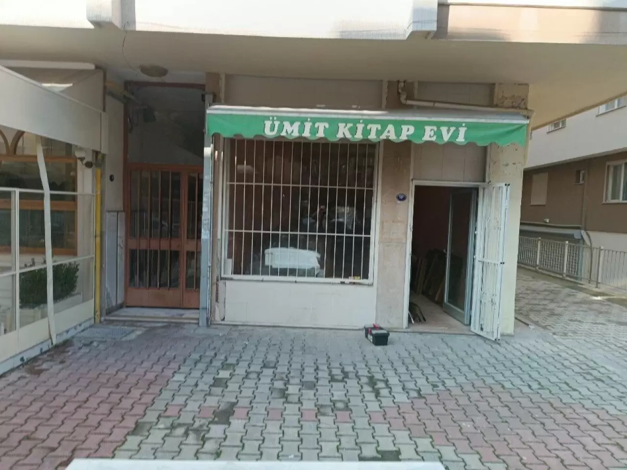 İzmir'de eski kitapları nereden alaca konusunda emin olamayan birçok insan bulunmaktadır. Sahaflara gitmek isteyenler için İzmir'de bulunan sahafları haberimizde derledik.