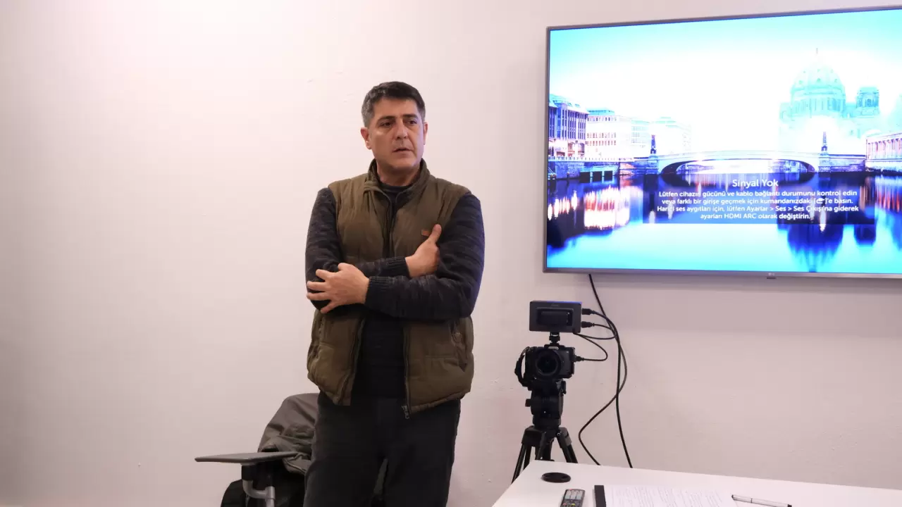 İGC Basın Akademisi, Şubat-Mayıs 2025 eğitimlerinin ikinci gününde kameramanlık dersine başladı. Eğitmen Emin Aydoğan, gazetecilere çekim teknikleri ve püf noktalarını anlattı!