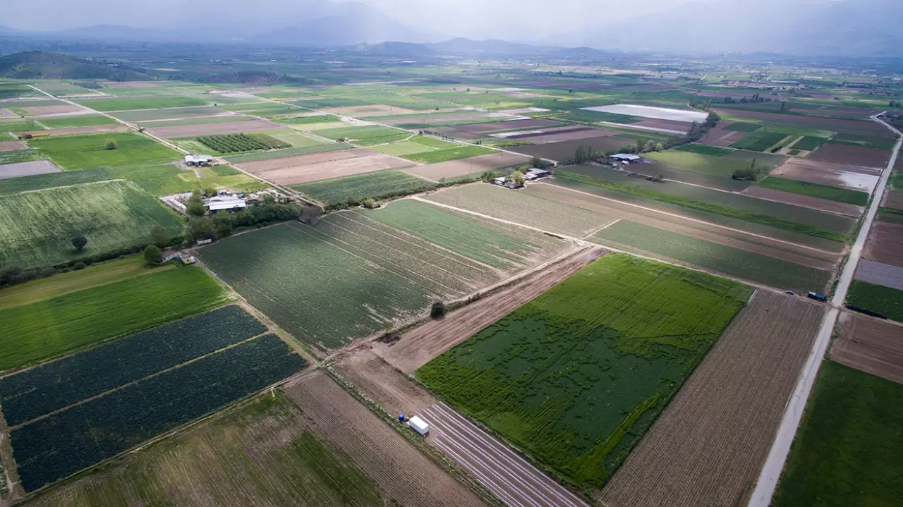 Tarım ve Orman Bakanlığı, Küçük Menderes Havzası'nda büyük bir dönüşüm başlattı! Modern sulama, arazi toplulaştırma ve yol yapım projeleriyle tarımda verimlilik artıyor. 109 bin dekar arazi yeniden düzenlendi.