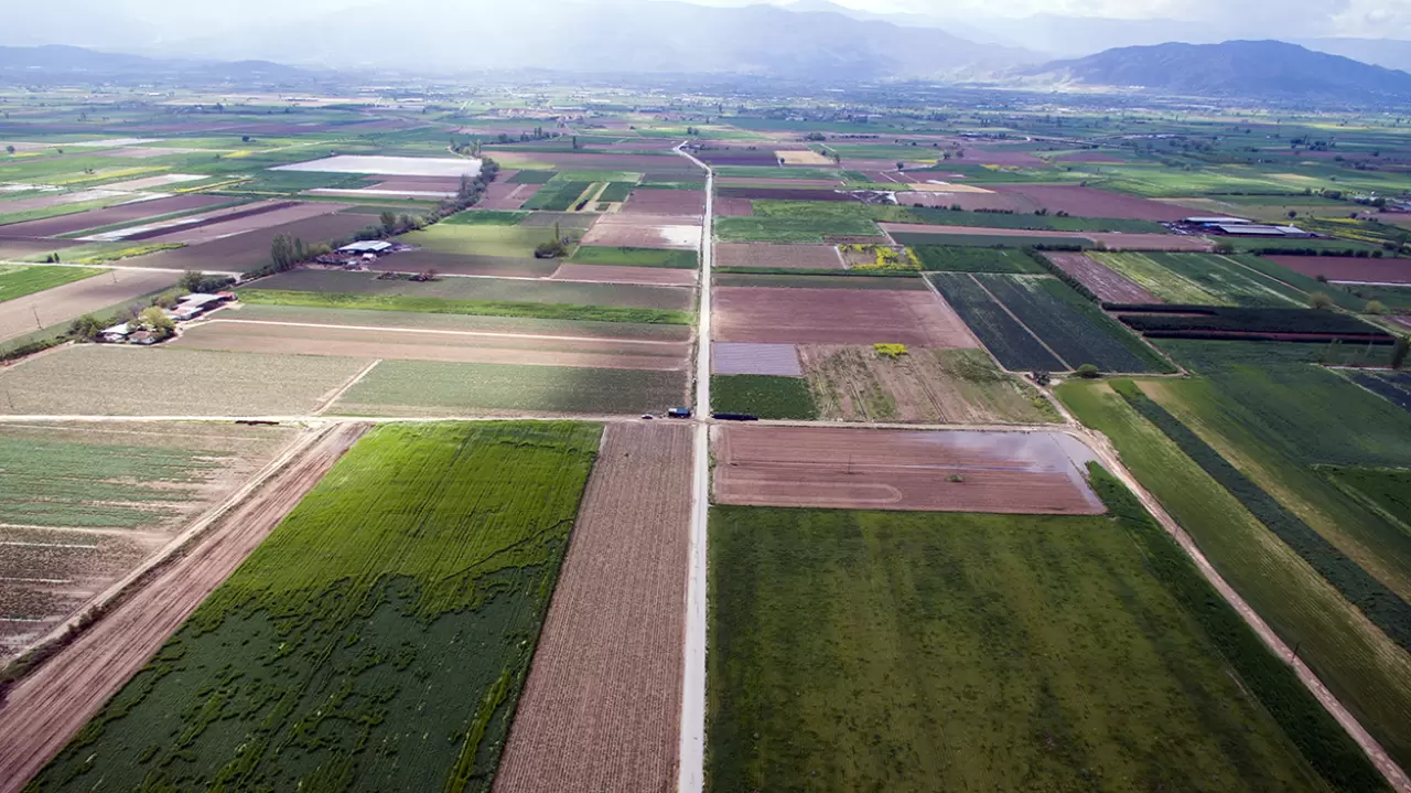 Tarım ve Orman Bakanlığı, Küçük Menderes Havzası'nda büyük bir dönüşüm başlattı! Modern sulama, arazi toplulaştırma ve yol yapım projeleriyle tarımda verimlilik artıyor. 109 bin dekar arazi yeniden düzenlendi.