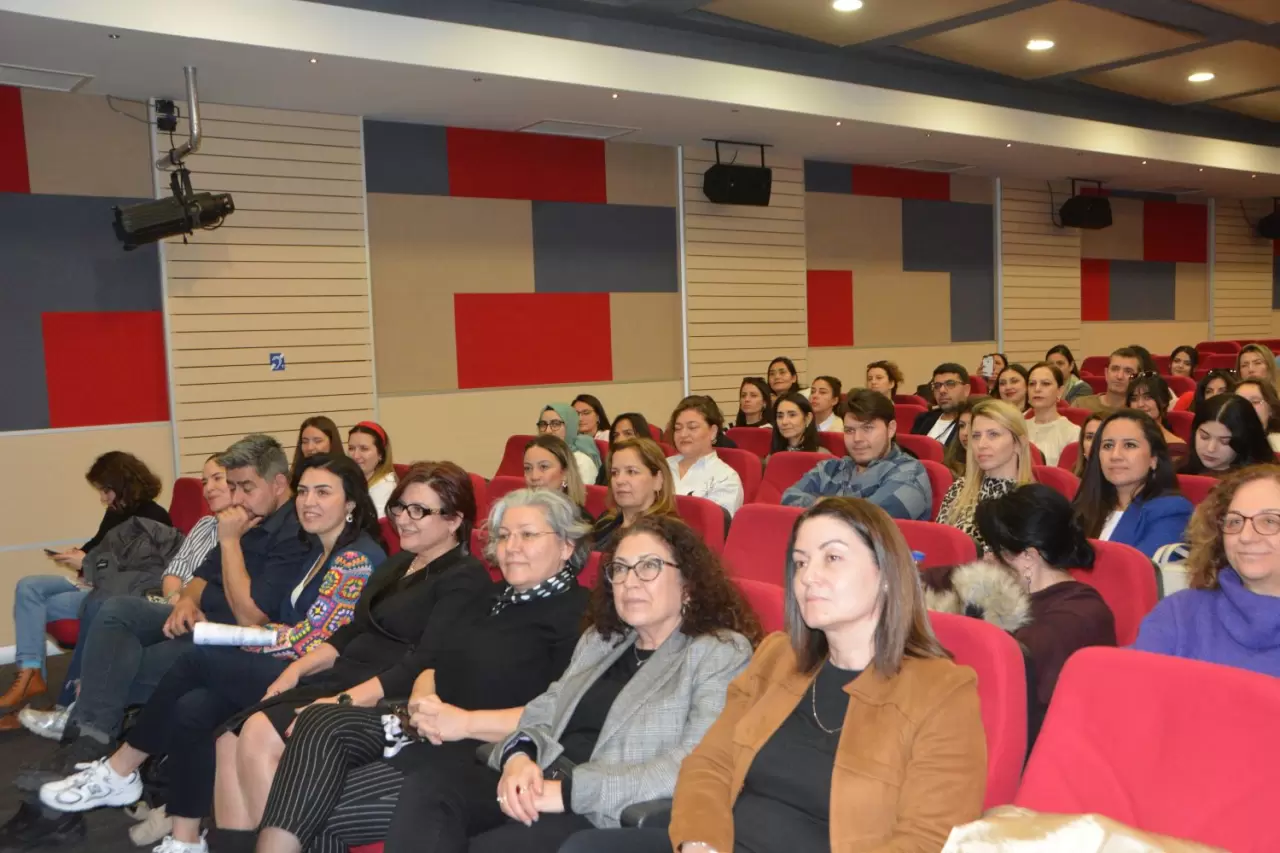 Ege Üniversitesi Eğitim Fakültesi, erken çocukluk eğitiminde yenilikçi yaklaşımları keşfetmek ve küresel eğitim stratejilerini tartışmak için önemli bir konferansa ev sahipliği yaptı. Orman Okulları ve doğa temelli eğitim konuları öne çıktı.