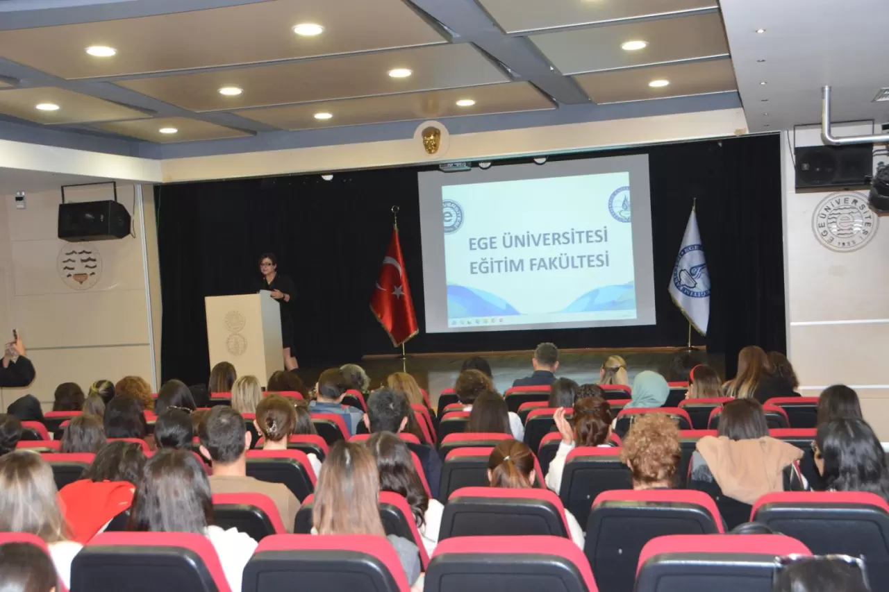 Ege Üniversitesi Eğitim Fakültesi, erken çocukluk eğitiminde yenilikçi yaklaşımları keşfetmek ve küresel eğitim stratejilerini tartışmak için önemli bir konferansa ev sahipliği yaptı. Orman Okulları ve doğa temelli eğitim konuları öne çıktı.