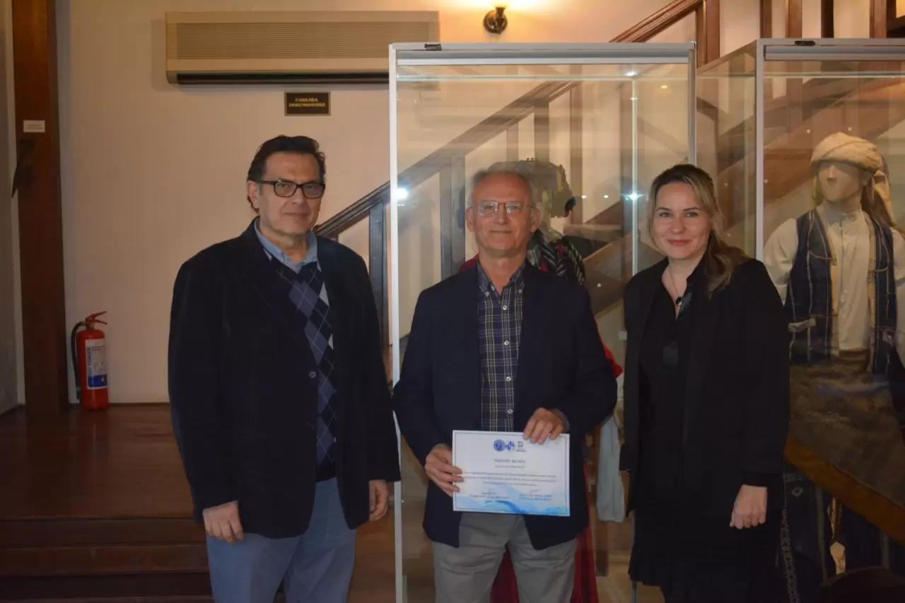 Ege Üniversitesi'ndeki söyleşide, Prof. Dr. Oğuz Dicle mizah dergisi koleksiyonculuğunun inceliklerini ve karikatürlerin toplumsal izlerini anlattı.