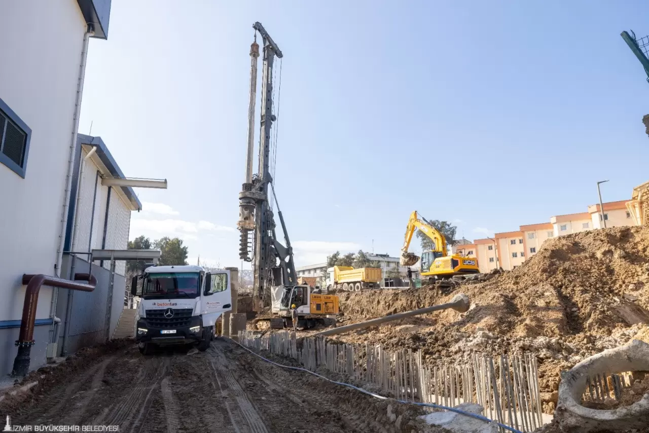 İZSU, Halkapınar'da 9 yeni su kuyusu açarak İzmir'e saniyede 500 litre ek su sağlayacak. 250 milyon liralık dev projede sona yaklaşıldı! Detaylar haberimizde.