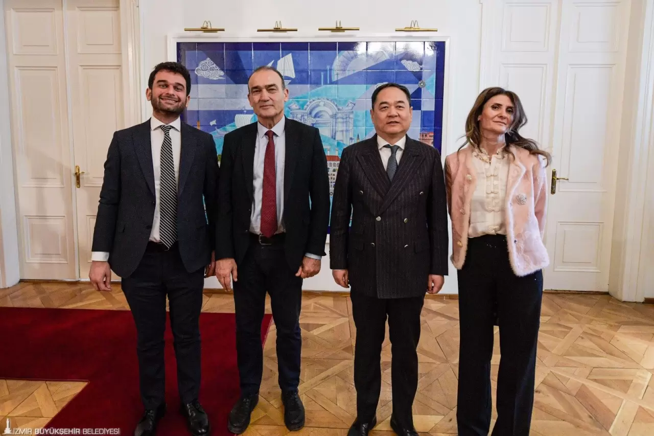 Çin Yabancı Ülkelerle Dostluk Derneği Başkanı Dr. Yang Wanming, İzmir Büyükşehir Belediyesi'ni ziyaret etti. İki ülke arasındaki iş birliği fırsatları masaya yatırıldı.