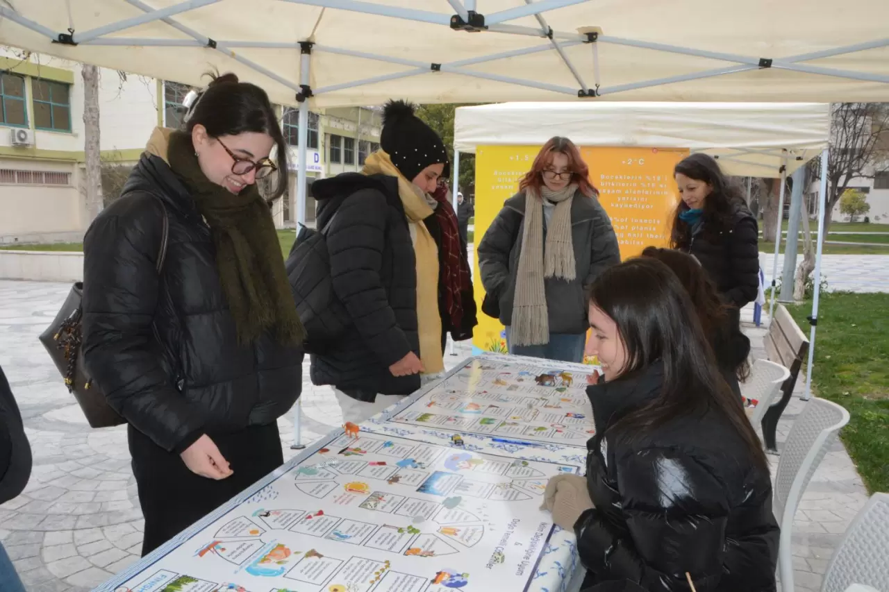Ege Üniversitesi'nde düzenlenen "II. İklim Festivali" ile iklim değişikliği etkileri ve doğa temelli çözümler tartışıldı. Festival, çevresel farkındalık yaratmayı hedefliyor!