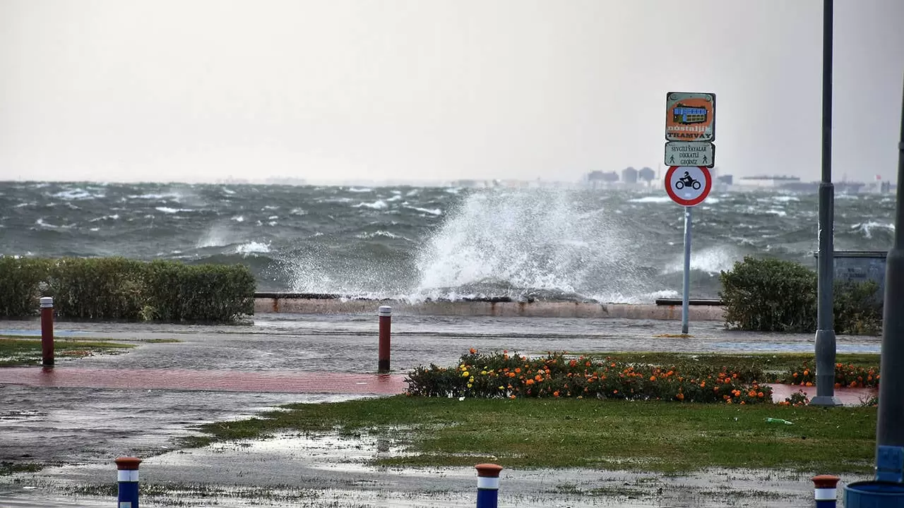 İzmir’de kışın son günleri sağanak yağış ve sert rüzgarla geçecek! Cuma günü ilçelerde hava nasıl olacak? İşte İzmir’in detaylı hava durumu raporu…