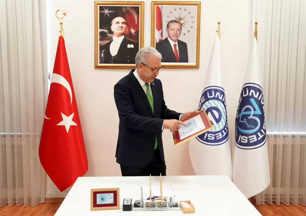 Ege Üniversitesi’nin 70. yılı anısına PTT tarafından özel pul basıldı! Özgün tasarımıyla dikkat çeken pul, koleksiyoncular ve akademik camia için önemli bir hatıra olacak.