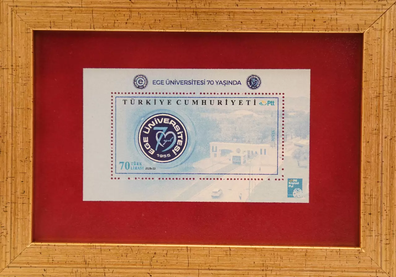 Ege Üniversitesi’nin 70. yılı anısına PTT tarafından özel pul basıldı! Özgün tasarımıyla dikkat çeken pul, koleksiyoncular ve akademik camia için önemli bir hatıra olacak.