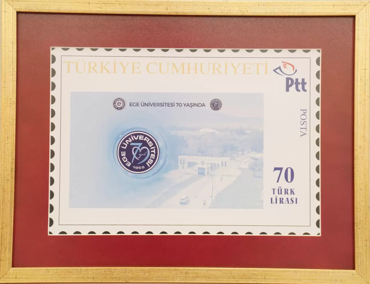 Ege Üniversitesi’nin 70. yılı anısına PTT tarafından özel pul basıldı! Özgün tasarımıyla dikkat çeken pul, koleksiyoncular ve akademik camia için önemli bir hatıra olacak.