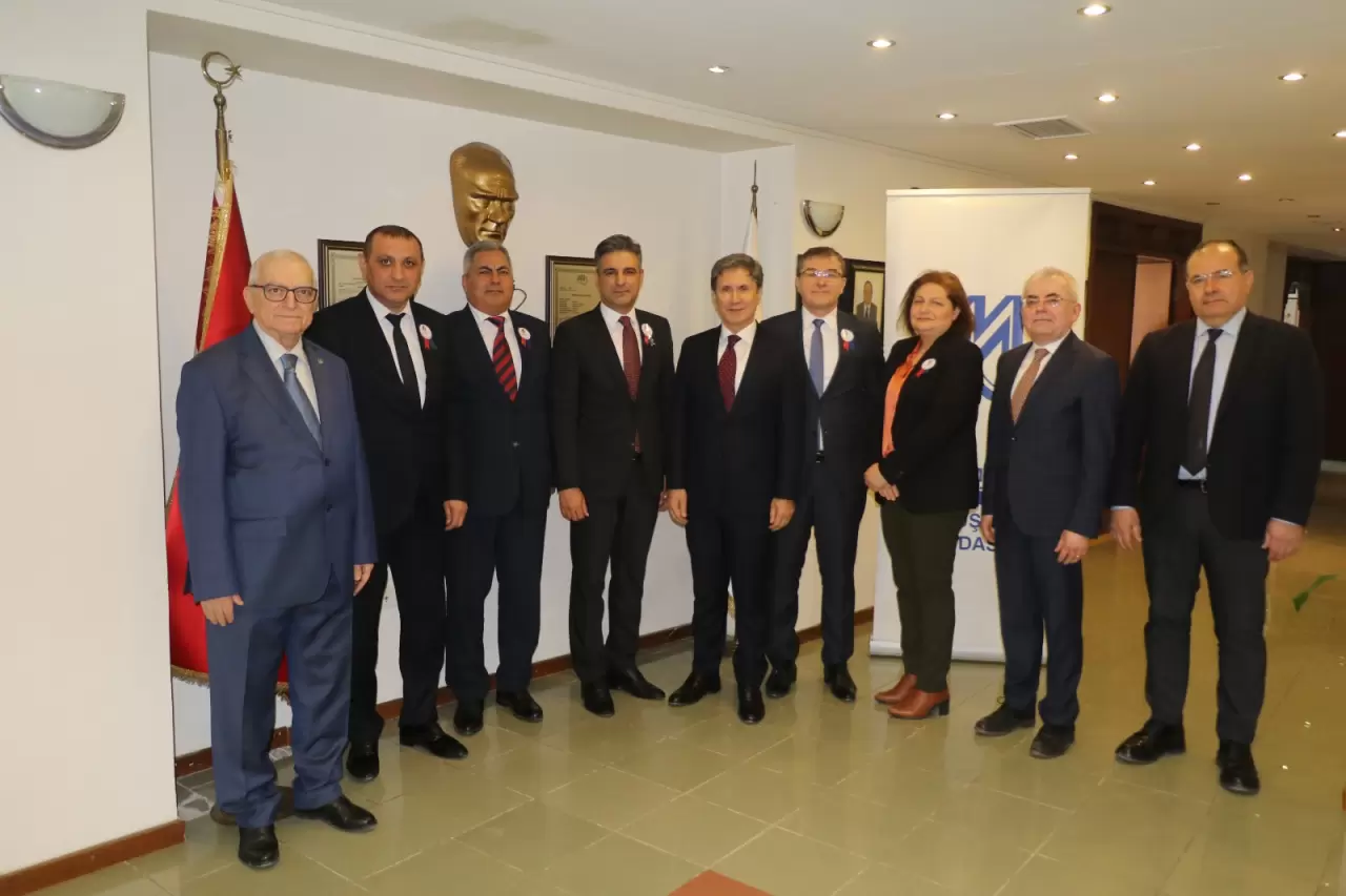 İzmir Defterdarı Ömer Alanlı, Vergi Haftası kapsamında İzmir Yeminli Mali Müşavirler Odası’nı ziyaret etti. Vergi bilincinin artırılması için iş birliği mesajı verildi!