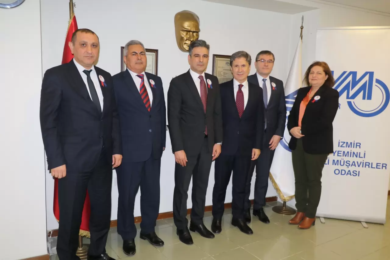 İzmir Defterdarı Ömer Alanlı, Vergi Haftası kapsamında İzmir Yeminli Mali Müşavirler Odası’nı ziyaret etti. Vergi bilincinin artırılması için iş birliği mesajı verildi!
