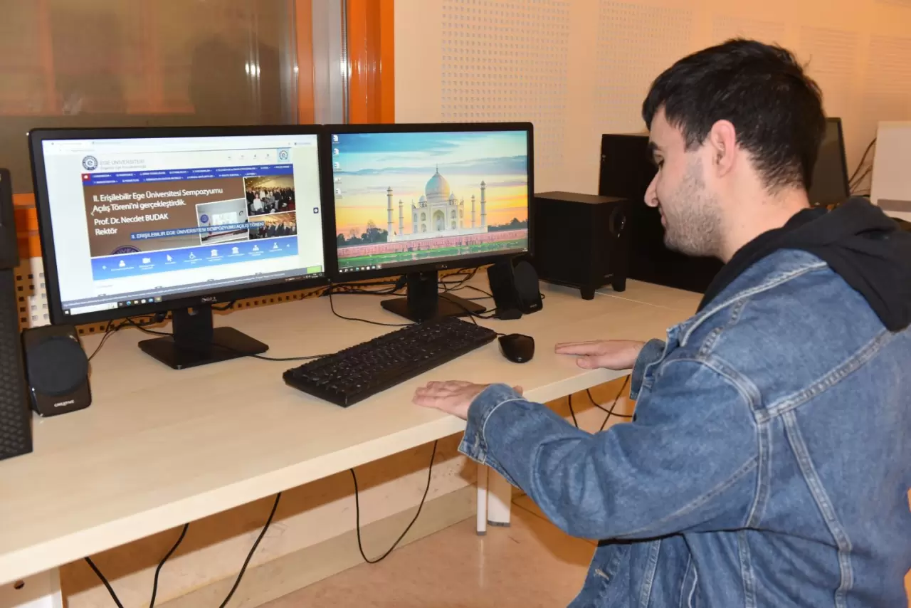Ege Üniversitesi, engelli ve özel gereksinimli bireyler için web sitelerini erişilebilir hale getirdi. İşaret Dili Çeviri Sistemi ve Erişilebilirlik Aracı ile dijital dünyada eşit hizmet sunuluyor!