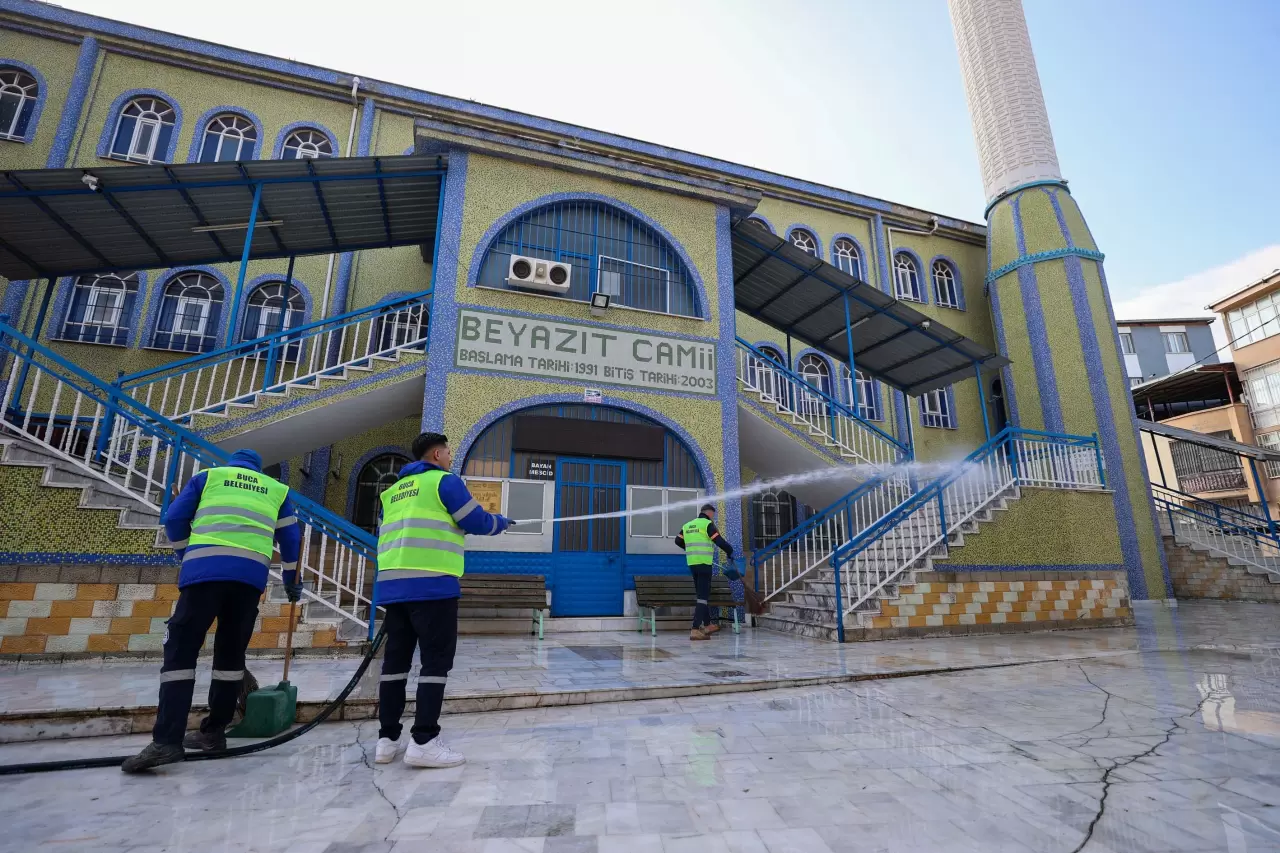 Ramazan ayına sayılı günler kala Buca Belediyesi, camileri baştan aşağı temizledi. Başkan Görkem Duman, vatandaşların sağlıklı bir ortamda ibadet edebilmesi için mesaj verdi!