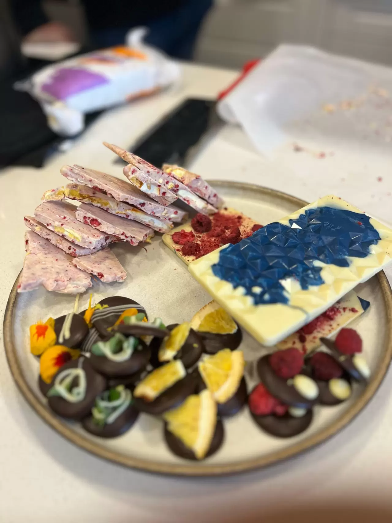 Ege Üniversitesi Çeşme Turizm Fakültesi, Shipley-Altındağ Gastronomi Akademisi'nde Pasta Yapım tekniklerini öğrenen öğrencilere, şimdi de halka yönelik ücretsiz aşçı çırağı eğitimi sunuyor.