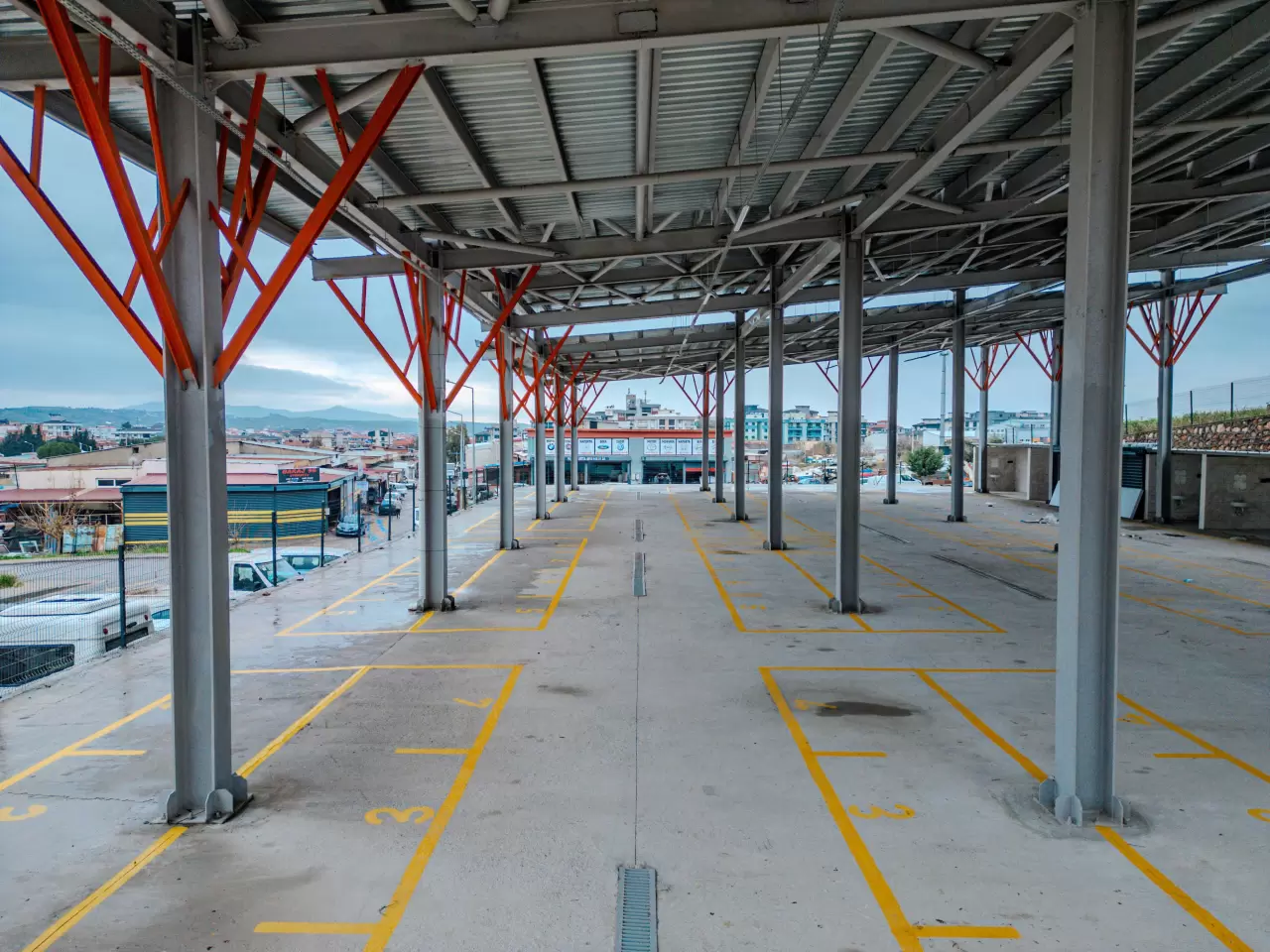 Karakayalar sakinlerine ve yerel üreticilere yeni bir yaşam alanı! Sosyal olanaklar, güneş enerjisiyle çalışan kafeterya ve pazar yeri her hafta Cumartesi açılacak.