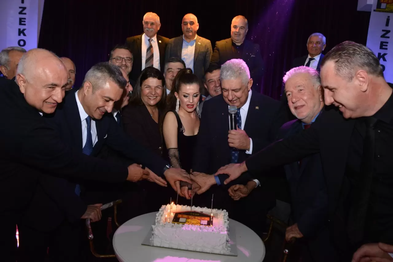 İzmir Emlakçılar Odası, 26. yılını görkemli bir geceyle kutladı. Sektör temsilcileri bir araya gelirken, Başkan Mesut Güleroğlu'ndan dikkat çeken mesajlar geldi!