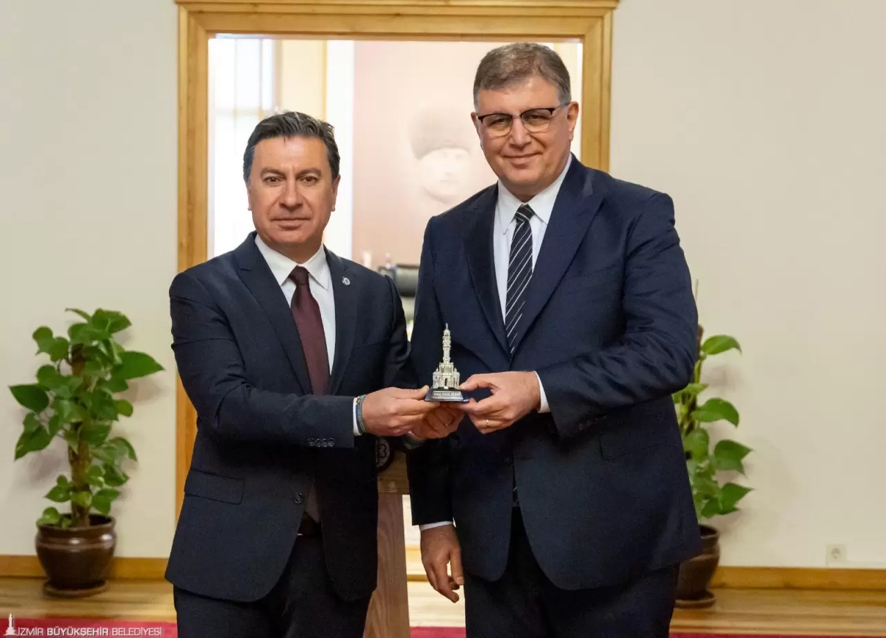 İzmir Büyükşehir Belediye Başkanı Cemil Tugay, enerji verimliliği ve yenilenebilir enerji yatırımları için cesur adımlar atılması gerektiğini vurguladı. İşte o dikkat çeken açıklamalar!