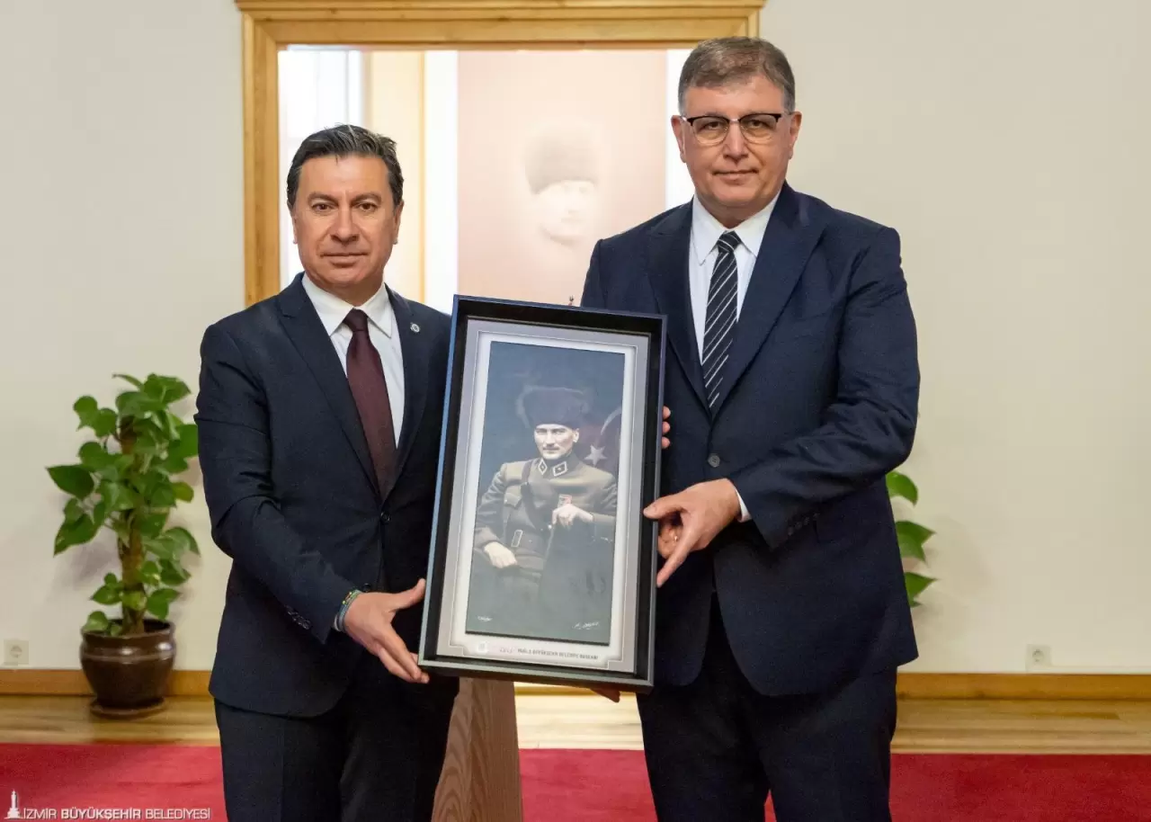 İzmir Büyükşehir Belediye Başkanı Cemil Tugay, enerji verimliliği ve yenilenebilir enerji yatırımları için cesur adımlar atılması gerektiğini vurguladı. İşte o dikkat çeken açıklamalar!